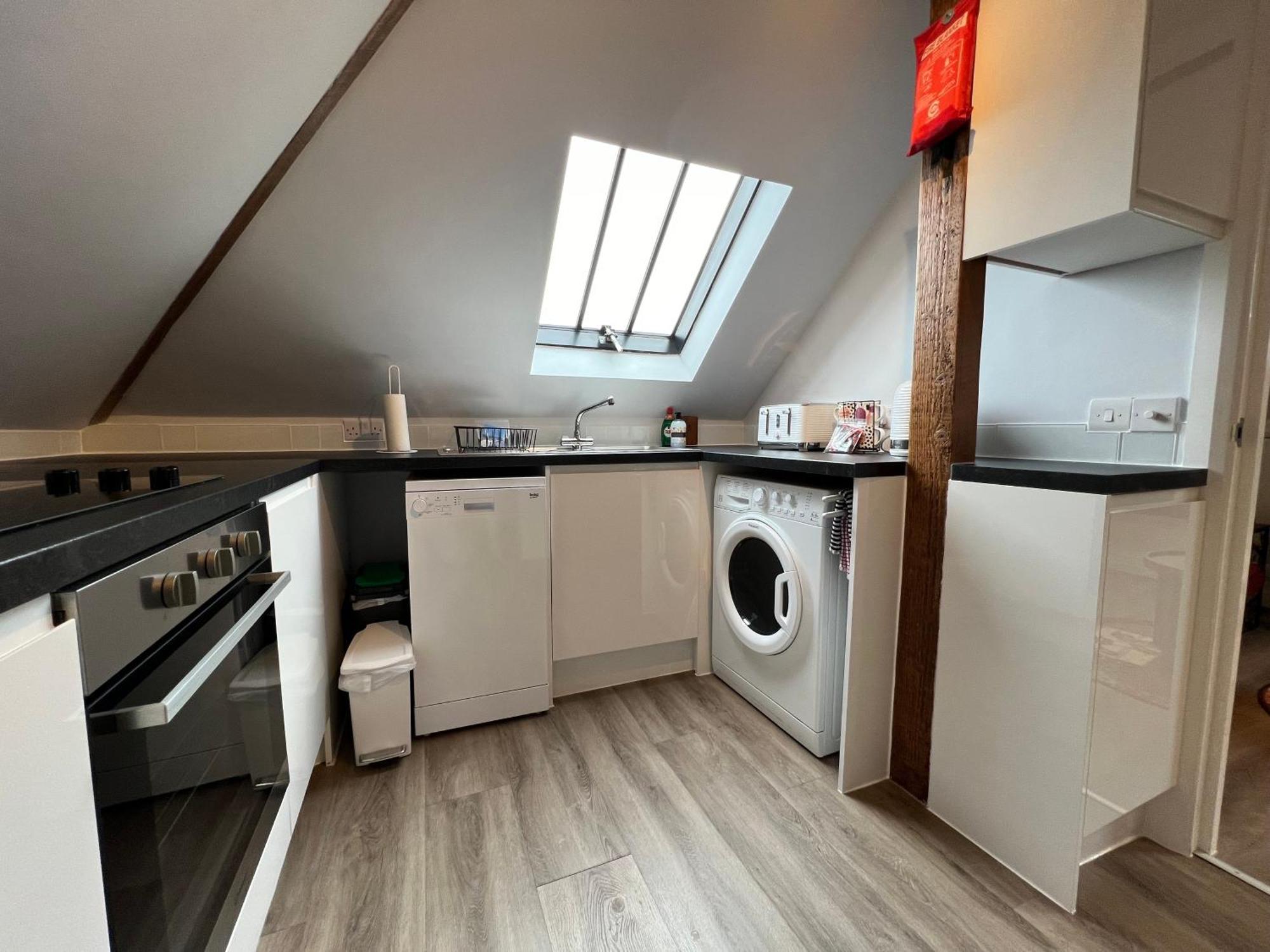 Glastonbury Secret Retreat - 1 Bd Split-Level Apt, Sleeps 3 Kültér fotó
