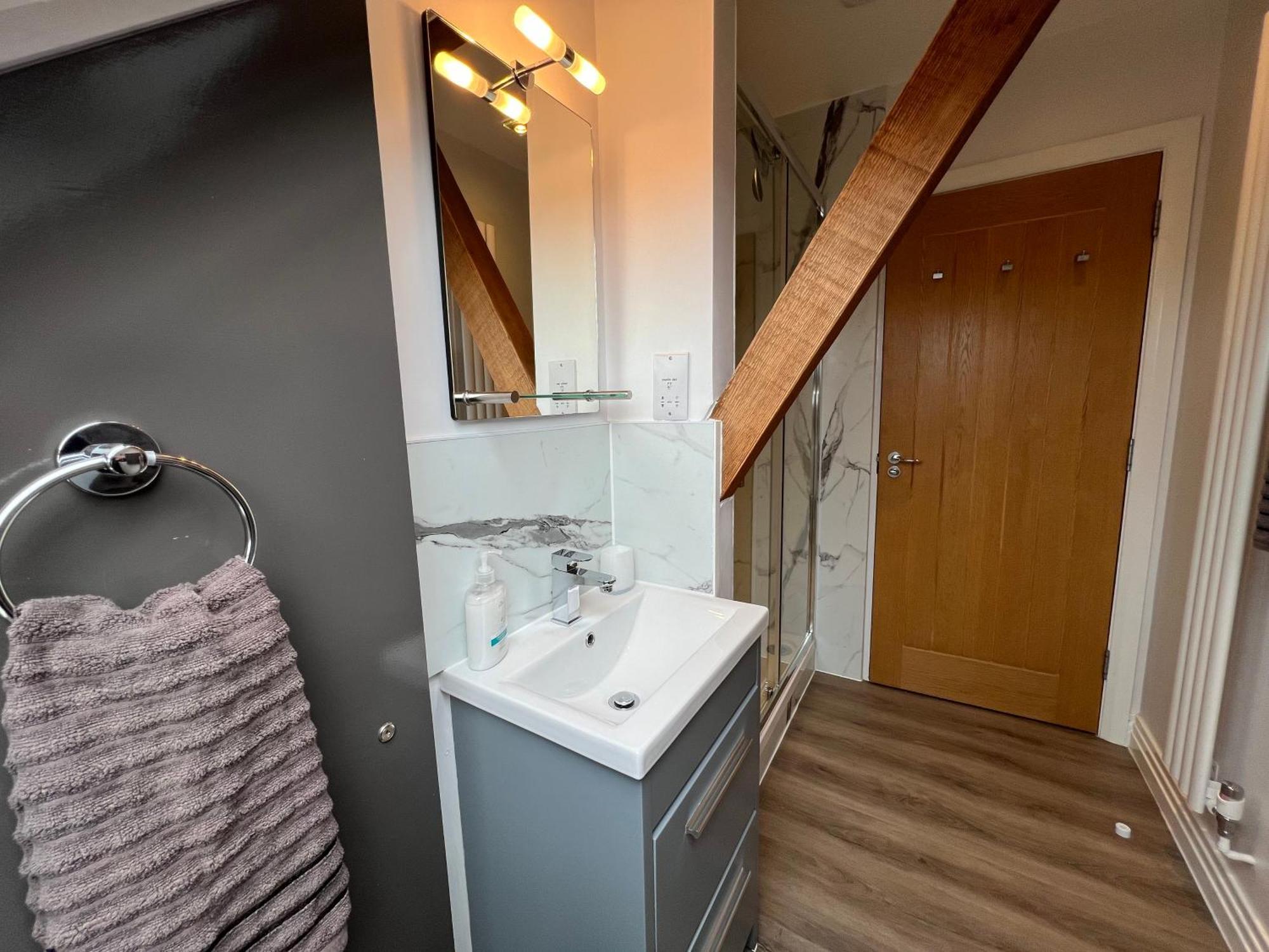 Glastonbury Secret Retreat - 1 Bd Split-Level Apt, Sleeps 3 Kültér fotó