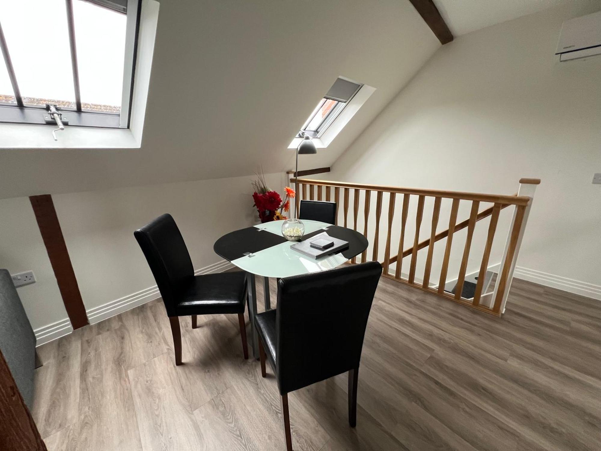 Glastonbury Secret Retreat - 1 Bd Split-Level Apt, Sleeps 3 Kültér fotó